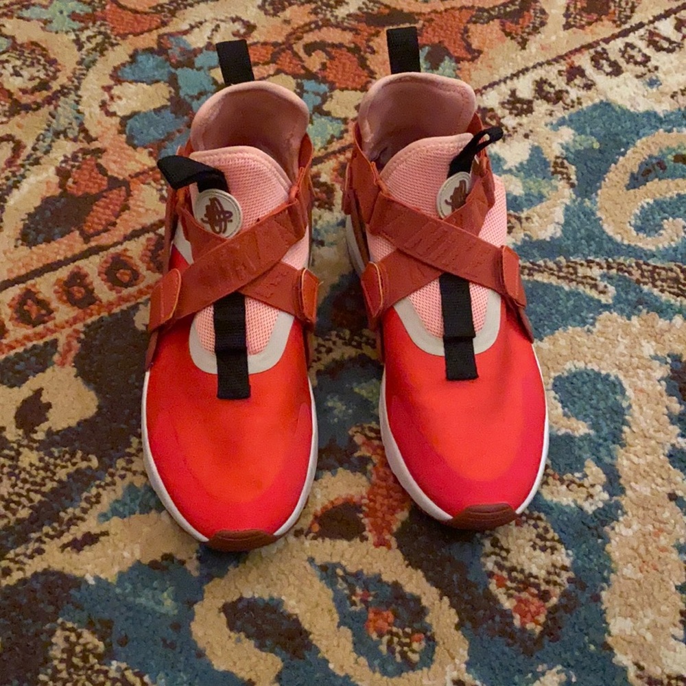 Nike Huaraches size 6 youth or 8 women’s